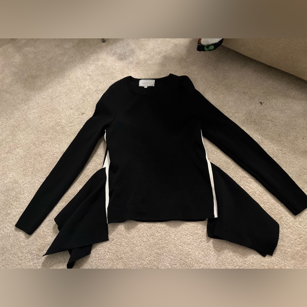 Apparalel 
Women’s top 
Flared sides, straight front 
Size Small